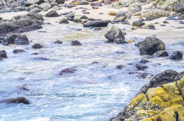 Rocky Kalim Plajı tropikal manzara manzarası turkuaz mavisi berrak su dalgaları ve kayalarla Patong Sahili Kathu Bölgesi Phuket Adası Güney Tayland.