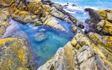 Rocky Kalim Plajı tropikal manzara manzarası turkuaz mavisi berrak su dalgaları ve kayalarla Patong Sahili Kathu Bölgesi Phuket Adası Güney Tayland.
