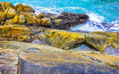 Rocky Kalim Plajı tropikal manzara manzarası turkuaz mavisi berrak su dalgaları ve kayalarla Patong Sahili Kathu Bölgesi Phuket Adası Güney Tayland.