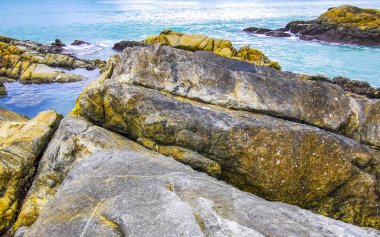Rocky Kalim Plajı tropikal manzara manzarası turkuaz mavisi berrak su dalgaları ve kayalarla Patong Sahili Kathu Bölgesi Phuket Adası Güney Tayland.