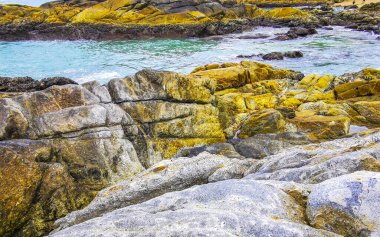 Rocky Kalim Plajı tropikal manzara manzarası turkuaz mavisi berrak su dalgaları ve kayalarla Patong Sahili Kathu Bölgesi Phuket Adası Güney Tayland.
