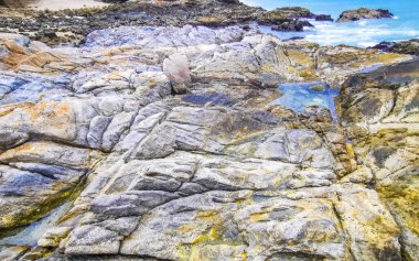Rocky Kalim Plajı tropikal manzara manzarası turkuaz mavisi berrak su dalgaları ve kayalarla Patong Sahili Kathu Bölgesi Phuket Adası Güney Tayland.