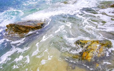 Rocky Kalim Plajı tropikal manzara manzarası turkuaz mavisi berrak su dalgaları ve kayalarla Patong Sahili Kathu Bölgesi Phuket Adası Güney Tayland.