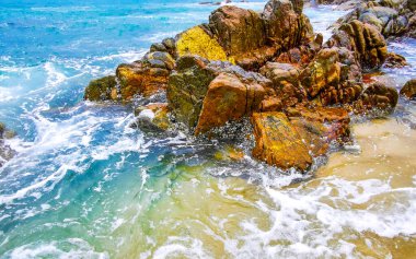Rocky Kalim Plajı tropikal manzara manzarası turkuaz mavisi berrak su dalgaları ve kayalarla Patong Sahili Kathu Bölgesi Phuket Adası Güney Tayland.