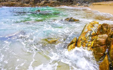 Rocky Kalim Plajı tropikal manzara manzarası turkuaz mavisi berrak su dalgaları ve kayalarla Patong Sahili Kathu Bölgesi Phuket Adası Güney Tayland.