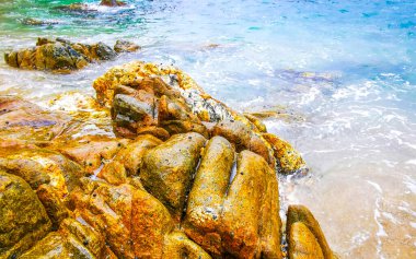Rocky Kalim Plajı tropikal manzara manzarası turkuaz mavisi berrak su dalgaları ve kayalarla Patong Sahili Kathu Bölgesi Phuket Adası Güney Tayland.