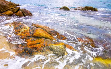 Rocky Kalim Plajı tropikal manzara manzarası turkuaz mavisi berrak su dalgaları ve kayalarla Patong Sahili Kathu Bölgesi Phuket Adası Güney Tayland.