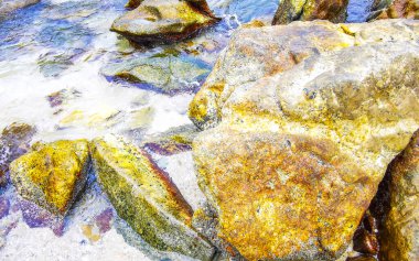 Rocky Kalim Plajı tropikal manzara manzarası turkuaz mavisi berrak su dalgaları ve kayalarla Patong Sahili Kathu Bölgesi Phuket Adası Güney Tayland.