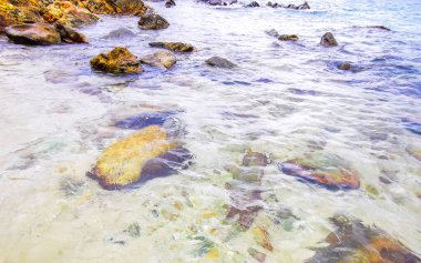 Rocky Kalim Plajı tropikal manzara manzarası turkuaz mavisi berrak su dalgaları ve kayalarla Patong Sahili Kathu Bölgesi Phuket Adası Güney Tayland.