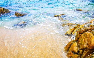Rocky Kalim Plajı tropikal manzara manzarası turkuaz mavisi berrak su dalgaları ve kayalarla Patong Sahili Kathu Bölgesi Phuket Adası Güney Tayland.