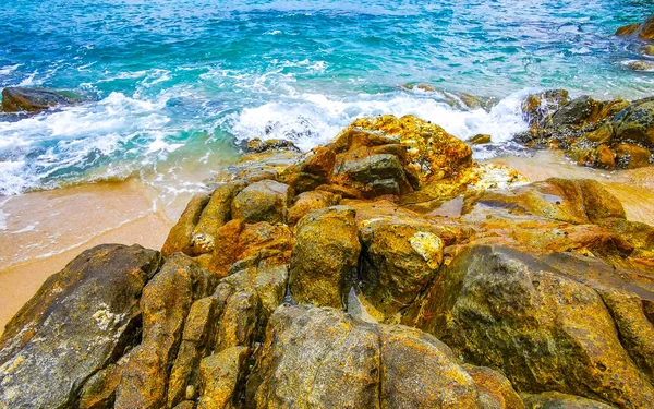 Rocky Kalim Plajı tropikal manzara manzarası turkuaz mavisi berrak su dalgaları ve kayalarla Patong Sahili Kathu Bölgesi Phuket Adası Güney Tayland.