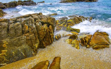 Rocky Kalim Plajı tropikal manzara manzarası turkuaz mavisi berrak su dalgaları ve kayalarla Patong Sahili Kathu Bölgesi Phuket Adası Güney Tayland.