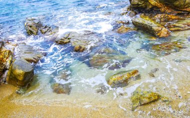 Rocky Kalim Plajı tropikal manzara manzarası turkuaz mavisi berrak su dalgaları ve kayalarla Patong Sahili Kathu Bölgesi Phuket Adası Güney Tayland.