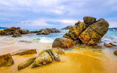 İnanılmaz kayalık Kalim Sahili tropikal manzara manzarası mavi gökyüzü turkuvaz su dalgaları ve kayalar ile Patong Sahili Kathu Bölgesi Phuket Adası Güney Tayland.