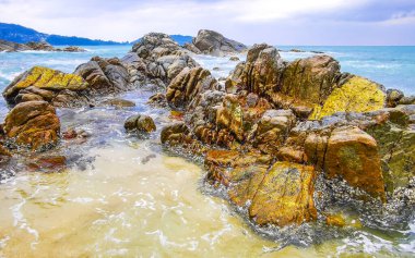 İnanılmaz kayalık Kalim Sahili tropikal manzara manzarası mavi gökyüzü turkuvaz su dalgaları ve kayalar ile Patong Sahili Kathu Bölgesi Phuket Adası Güney Tayland.