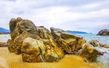 İnanılmaz kayalık Kalim Sahili tropikal manzara manzarası mavi gökyüzü turkuvaz su dalgaları ve kayalar ile Patong Sahili Kathu Bölgesi Phuket Adası Güney Tayland.