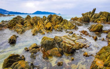 Rocky Kalim Plajı tropikal manzara manzarası turkuaz mavisi berrak su dalgaları ve kayalarla Patong Sahili Kathu Bölgesi Phuket Adası Güney Tayland.
