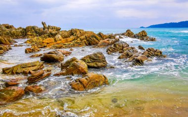 Rocky Kalim Plajı tropikal manzara manzarası turkuaz mavisi berrak su dalgaları ve kayalarla Patong Sahili Kathu Bölgesi Phuket Adası Güney Tayland.