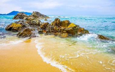 Rocky Kalim Plajı tropikal manzara manzarası turkuaz mavisi berrak su dalgaları ve kayalarla Patong Sahili Kathu Bölgesi Phuket Adası Güney Tayland.