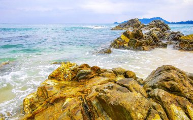 Rocky Kalim Plajı tropikal manzara manzarası turkuaz mavisi berrak su dalgaları ve kayalarla Patong Sahili Kathu Bölgesi Phuket Adası Güney Tayland.