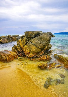 İnanılmaz kayalık Kalim Sahili tropikal manzara manzarası mavi gökyüzü turkuvaz su dalgaları ve kayalar ile Patong Sahili Kathu Bölgesi Phuket Adası Güney Tayland.