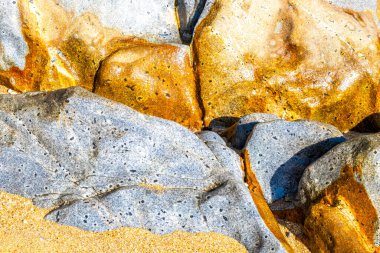 Rocky Kalim Plajı tropikal manzara manzarası turkuvaz mavisi temiz su dalgaları ile Patong Sahili 'nde Kathu Bölgesi Phuket Adası Güney Tayland' da kum ve kayalar.