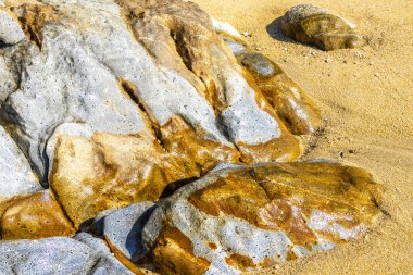 Rocky Kalim Plajı tropikal manzara manzarası turkuvaz mavisi temiz su dalgaları ile Patong Sahili 'nde Kathu Bölgesi Phuket Adası Güney Tayland' da kum ve kayalar.