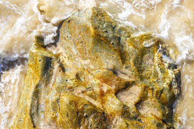 Rocky Kalim Plajı tropikal manzara manzarası turkuvaz mavisi temiz su dalgaları ile Patong Sahili 'nde Kathu Bölgesi Phuket Adası Güney Tayland' da kum ve kayalar.