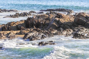Rocky Kalim Plajı tropikal manzara manzarası turkuvaz mavisi temiz su dalgaları ile Patong Sahili 'nde Kathu Bölgesi Phuket Adası Güney Tayland' da kum ve kayalar.