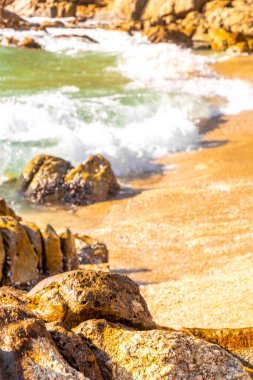 Rocky Kalim Plajı tropikal manzara manzarası turkuvaz mavisi temiz su dalgaları ile Patong Sahili 'nde Kathu Bölgesi Phuket Adası Güney Tayland' da kum ve kayalar.
