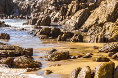 Rocky Kalim Plajı tropikal manzara manzarası turkuvaz mavisi temiz su dalgaları ile Patong Sahili 'nde Kathu Bölgesi Phuket Adası Güney Tayland' da kum ve kayalar.