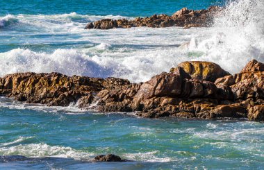 Rocky Kalim Plajı tropikal manzara manzarası turkuvaz mavisi temiz su dalgaları ile Patong Sahili 'nde Kathu Bölgesi Phuket Adası Güney Tayland' da kum ve kayalar.