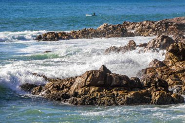Rocky Kalim Plajı tropikal manzara manzarası turkuvaz mavisi temiz su dalgaları ile Patong Sahili 'nde Kathu Bölgesi Phuket Adası Güney Tayland' da kum ve kayalar.