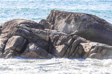 Rocky Kalim Plajı tropikal manzara manzarası turkuvaz mavisi temiz su dalgaları ile Patong Sahili 'nde Kathu Bölgesi Phuket Adası Güney Tayland' da kum ve kayalar.
