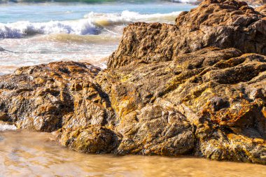 Rocky Kalim Plajı tropikal manzara manzarası turkuvaz mavisi temiz su dalgaları ile Patong Sahili 'nde Kathu Bölgesi Phuket Adası Güney Tayland' da kum ve kayalar.