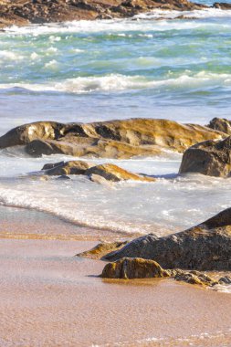 Rocky Kalim Plajı tropikal manzara manzarası turkuvaz mavisi temiz su dalgaları ile Patong Sahili 'nde Kathu Bölgesi Phuket Adası Güney Tayland' da kum ve kayalar.