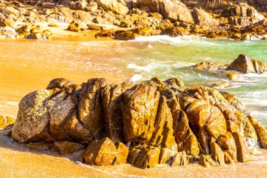 Rocky Kalim Plajı tropikal manzara manzarası turkuvaz mavisi temiz su dalgaları ile Patong Sahili 'nde Kathu Bölgesi Phuket Adası Güney Tayland' da kum ve kayalar.