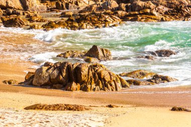 Rocky Kalim Plajı tropikal manzara manzarası turkuvaz mavisi temiz su dalgaları ile Patong Sahili 'nde Kathu Bölgesi Phuket Adası Güney Tayland' da kum ve kayalar.