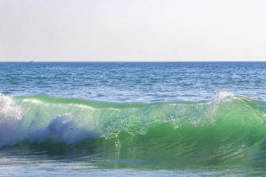 Rocky Kalim Plajı tropikal manzara manzarası turkuvaz mavisi berrak su dalgaları ile Patong Sahili Kathu Bölgesi Phuket Adası Güney Tayland Güney Asya Bölgesi.