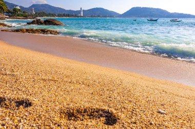 Kumsal kumsalı ve çakıl taşları kayalar midyeler ve ayak izleri Patong Kalim Sahili Kathu Bölgesi Phuket Adası Güney Tayland Bölgesi 'nde..