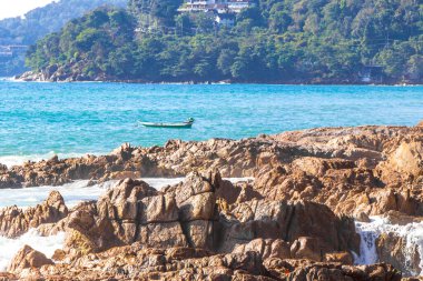 Rocky Kalim Plajı tropikal manzara manzarası turkuvaz mavisi temiz su dalgaları ile Patong Sahili 'nde Kathu Bölgesi Phuket Adası Güney Tayland' da kum ve kayalar.