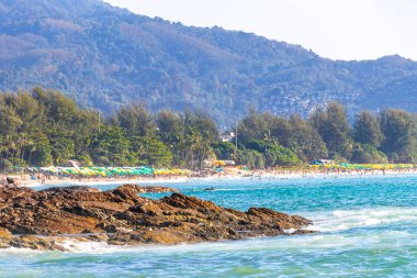 Rocky Kalim Plajı tropikal manzara manzarası turkuvaz mavisi temiz su dalgaları ile Patong Sahili 'nde Kathu Bölgesi Phuket Adası Güney Tayland' da kum ve kayalar.