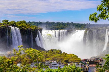 Foz do Iguacu Iguazu Şelalesi Şelaleleri tropikal doğa yağmur ormanı manzaralı çağlayan şelaleler ve Parana Brezilya ve Misiones Arjantin 'de turkuaz yeşil su.