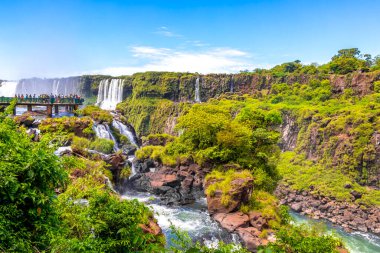 Foz do Iguacu Iguazu Şelalesi Şelaleleri tropikal doğa yağmur ormanı manzaralı çağlayan şelaleler ve Parana Brezilya ve Misiones Arjantin 'de turkuaz yeşil su.