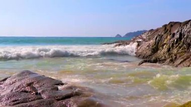 İnanılmaz kayalık Kalim Sahili tropikal manzara manzarası mavi gökyüzü turkuvaz su dalgaları ve kayalar ile Patong Sahili Kathu Bölgesi Phuket Adası Güney Tayland.