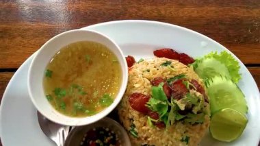 Asya 'da Patong Sahili' nde Kathu Bölgesi Phuket Adası Bölgesi Güney Tayland Bölgesi 'nde bir restoranda tabakta salatalık soslu pilav ve limon ve yumurta..