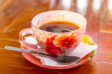 Güneydoğu Asya 'da Patong Plajı' ndaki Kathu Bölgesi Phuket Adası Bölgesi Tayland Eyaleti 'nde bir kafeteryada kaşık ve tabakla birlikte bir bardak americano kahvesi..