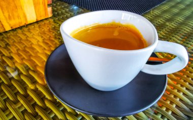 Güneydoğu Asya 'da Patong Plajı' ndaki Kathu Bölgesi Phuket Adası Bölgesi Tayland Eyaleti 'nde bir kafeteryada kaşık ve tabakla birlikte bir bardak americano kahvesi..