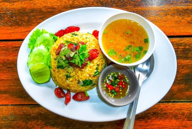 Asya 'da Patong Sahili' nde Kathu Bölgesi Phuket Adası Bölgesi Güney Tayland Bölgesi 'nde bir restoranda tabakta salatalık soslu pilav ve limon ve yumurta..