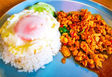 Güneydoğu Asya 'da Patong Sahili' nde Kathu Bölgesi Phuket Adası Eyaleti Tayland Eyaleti 'nde bir restoranda tavuklu pilav ve limonlu salatalık ve yumurta..